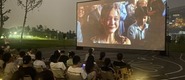（大鸡巴抽插阴道视频转载）成都秋夜“新耍法”：到公园看坝坝电影
